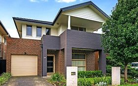 5 Bedroom Group Accommodation Penrith Cbd Sleeps 12 Near Hospital Stadium